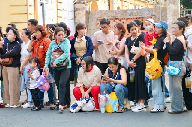 Mang theo đồ ăn, ghế ngồi... như đi 'cắm trại' để xem duyệt diễu binh, diễu hành- Ảnh 5. Mang theo đồ ăn, ghế ngồi... như đi 'cắm trại' để xem duyệt diễu binh, diễu hành- Ảnh 5.