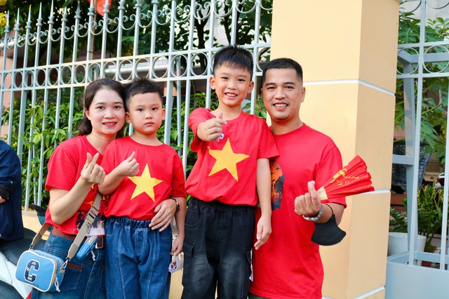 Mang theo đồ ăn, ghế ngồi... như đi 'cắm trại' để xem duyệt diễu binh, diễu hành- Ảnh 2. Mang theo đồ ăn, ghế ngồi... như đi 'cắm trại' để xem duyệt diễu binh, diễu hành- Ảnh 2.