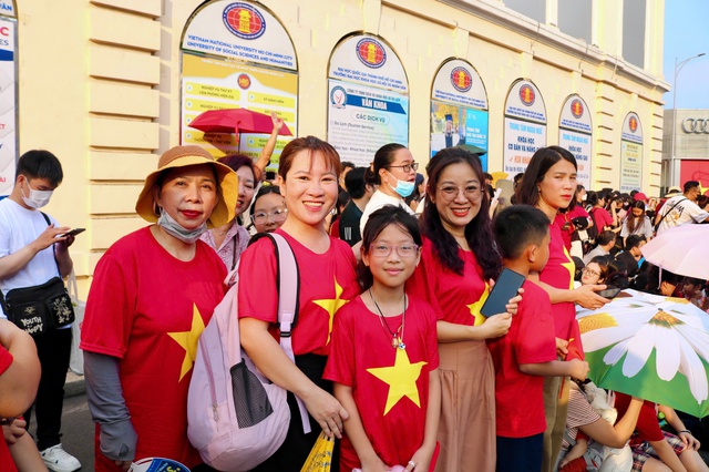 Mang theo đồ ăn, ghế ngồi... như đi 'cắm trại' để xem duyệt diễu binh, diễu hành- Ảnh 3. Mang theo đồ ăn, ghế ngồi... như đi 'cắm trại' để xem duyệt diễu binh, diễu hành- Ảnh 3.