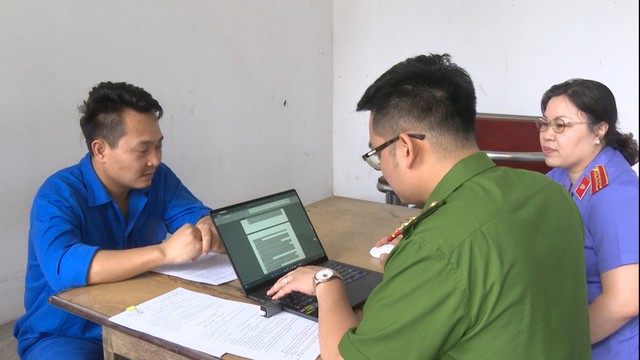 Bắt cặp tình nhân sản xuất thuốc diệt cỏ giả, thu lợi bất chính 600 triệu- Ảnh 3.