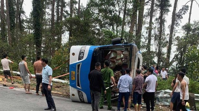 Nguyên nhân vụ lật xe khách ở Tam Đảo, chuyển 3 nạn nhân nặng về Bệnh viện Việt Đức Nguyên nhân vụ lật xe khách ở Tam Đảo, chuyển 3 nạn nhân nặng về Bệnh viện Việt Đức