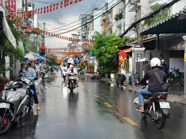 Bất ngờ mưa lớn từ sáng sớm, thời tiết TP.HCM hôm nay thế nào? - Ảnh 1.