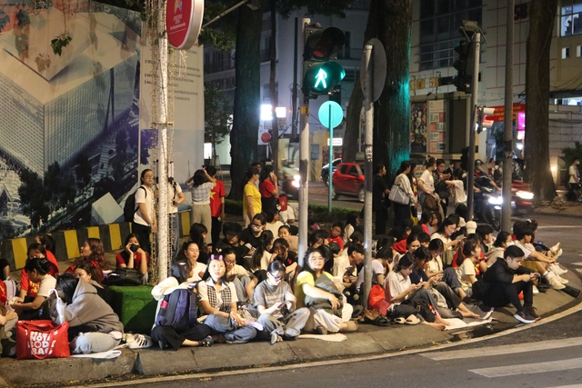 Cả mẹ con ăn ngủ xuy&ecirc;n đ&ecirc;m ngo&agrave;i đường chờ xem diễu binh 30.4 ở TP.HCM- Ảnh 9.