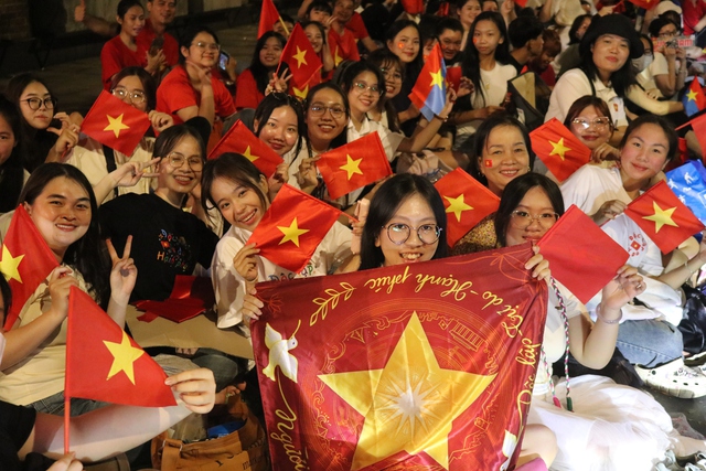 Cả mẹ con ăn ngủ xuy&ecirc;n đ&ecirc;m ngo&agrave;i đường chờ xem diễu binh 30.4 ở TP.HCM- Ảnh 4.