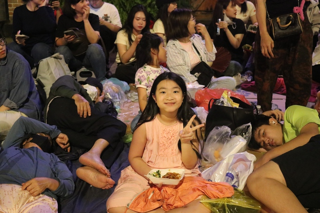 Cả mẹ con ăn ngủ xuy&ecirc;n đ&ecirc;m ngo&agrave;i đường chờ xem diễu binh 30.4 ở TP.HCM- Ảnh 12.