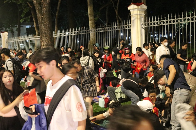 Cả mẹ con ăn ngủ xuy&ecirc;n đ&ecirc;m ngo&agrave;i đường chờ xem diễu binh 30.4 ở TP.HCM- Ảnh 8.