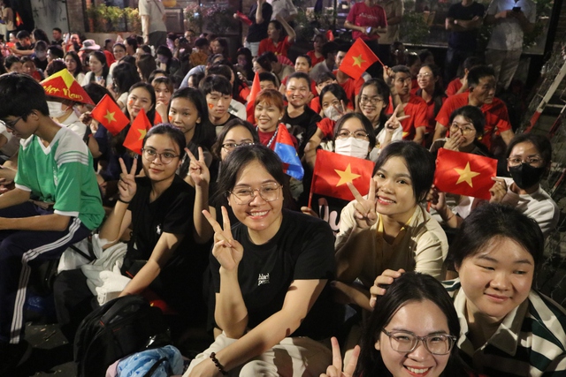 Cả mẹ con ăn ngủ xuy&ecirc;n đ&ecirc;m ngo&agrave;i đường chờ xem diễu binh 30.4 ở TP.HCM- Ảnh 11.