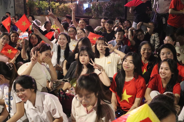 Cả mẹ con ăn ngủ xuy&ecirc;n đ&ecirc;m ngo&agrave;i đường chờ xem diễu binh 30.4 ở TP.HCM- Ảnh 6.