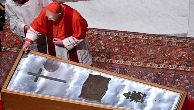 Tang lễ Giáo hoàng Francis diễn ra tại Vương cung thánh đường thánh Peter - Ảnh 1. Tang lễ Giáo hoàng Francis diễn ra tại Vương cung thánh đường thánh Peter - Ảnh 1.