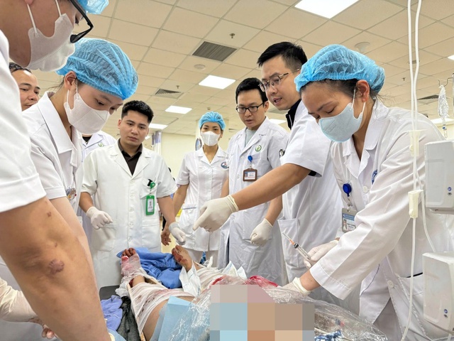 Nguyên nhân vụ lật xe khách ở Tam Đảo, chuyển 3 nạn nhân nặng về Bệnh viện Việt Đức- Ảnh 2. Nguyên nhân vụ lật xe khách ở Tam Đảo, chuyển 3 nạn nhân nặng về Bệnh viện Việt Đức- Ảnh 2.