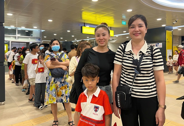 Hàng dài người chờ metro vào trung tâm TP.HCM xem pháo hoa - Ảnh 5.