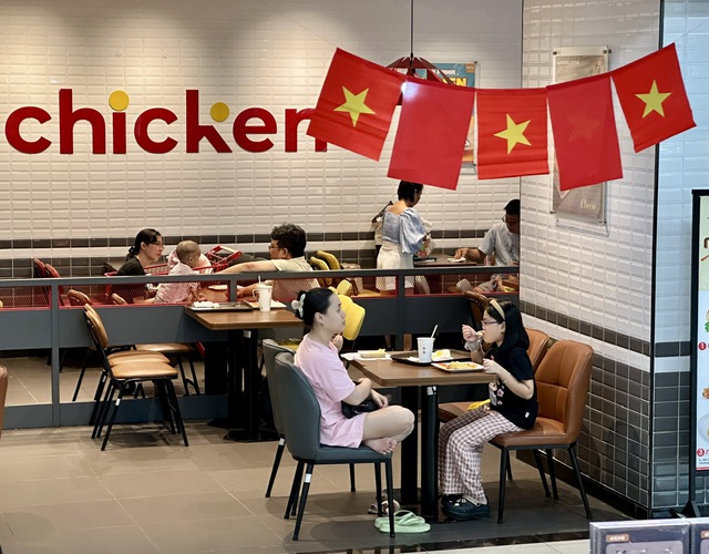 Chen chân mua sắm dịp đại lễ- Ảnh 5.