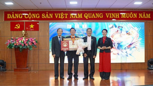 Nhạc sĩ 'Vùng trời bình yên' Phạm Hữu Tâm lập kỷ lục Việt Nam- Ảnh 1.