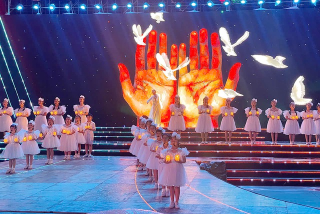 Cầu truyền hình 'Vang mãi khúc khải hoàn' kỷ niệm 50 năm đất nước thống nhất- Ảnh 2. Cầu truyền hình 'Vang mãi khúc khải hoàn' kỷ niệm 50 năm đất nước thống nhất- Ảnh 2.