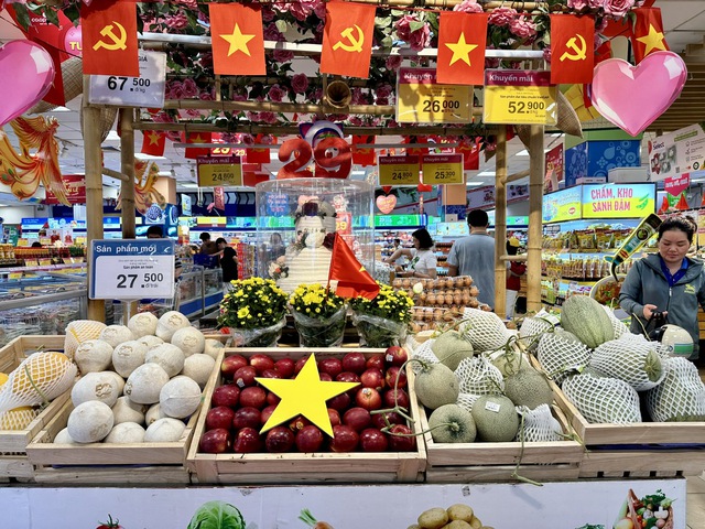 Chen chân mua sắm dịp đại lễ- Ảnh 1.