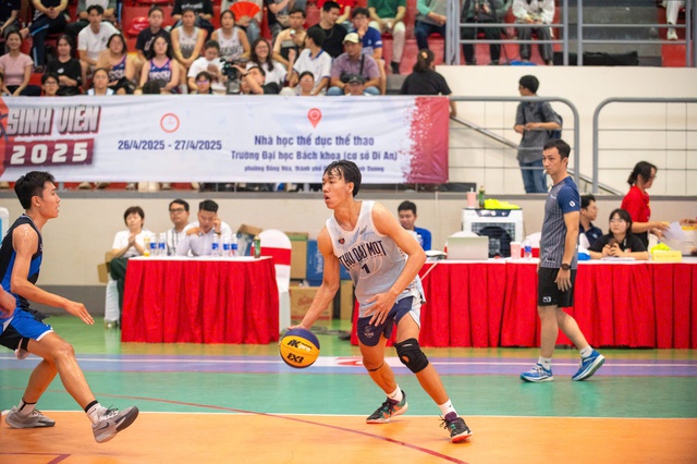 Hấp dẫn và gay cấn những pha bóng rổ học sinh, sinh viên - Ảnh 3.