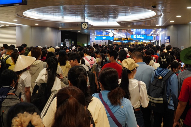 Đông nghịt du khách đi metro xem diễu binh  - Ảnh 1.