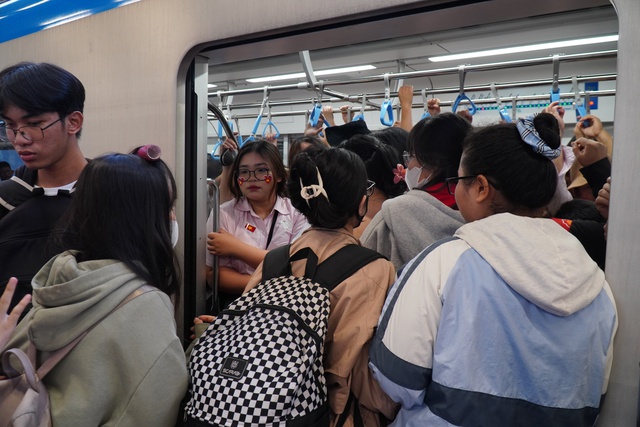 Đông nghịt du khách đi metro xem diễu binh  - Ảnh 3.