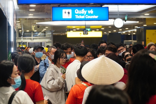Đông nghịt du khách đi metro xem diễu binh  - Ảnh 5.