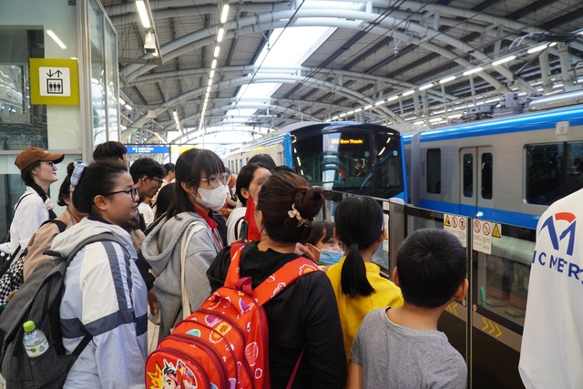 Đông nghịt du khách đi metro xem diễu binh  - Ảnh 2.