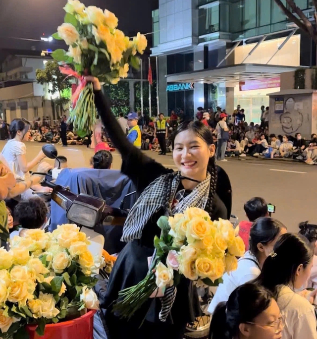 Cô gái tặng 200 bông hồng cho thành viên các khối diễu binh - Ảnh 1.