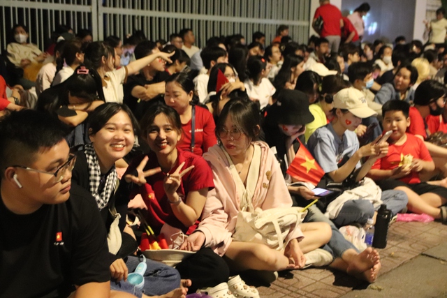 Người trẻ về TP.HCM từ khuya để xem tổng duyệt diễu binh, diễu hành - Ảnh 6.