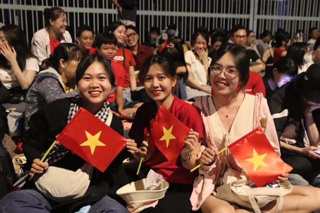Người trẻ về TP.HCM từ khuya để xem tổng duyệt diễu binh, diễu hành - Ảnh 4.