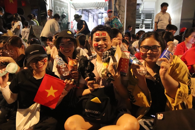 Người trẻ về TP.HCM từ khuya để xem tổng duyệt diễu binh, diễu hành - Ảnh 2.