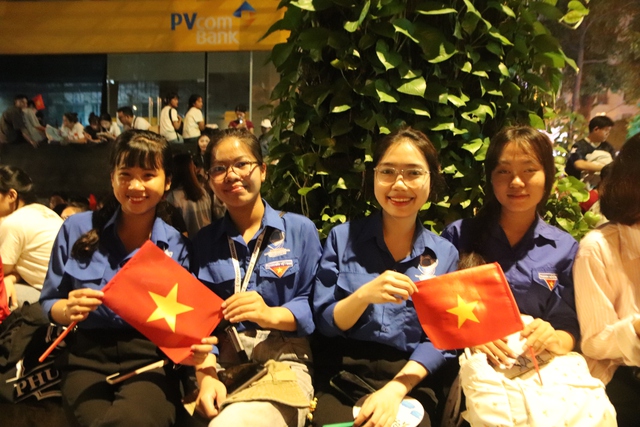 Người trẻ về TP.HCM từ khuya để xem tổng duyệt diễu binh, diễu hành - Ảnh 1.