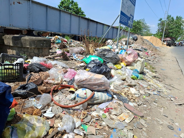 Rác ngập đường