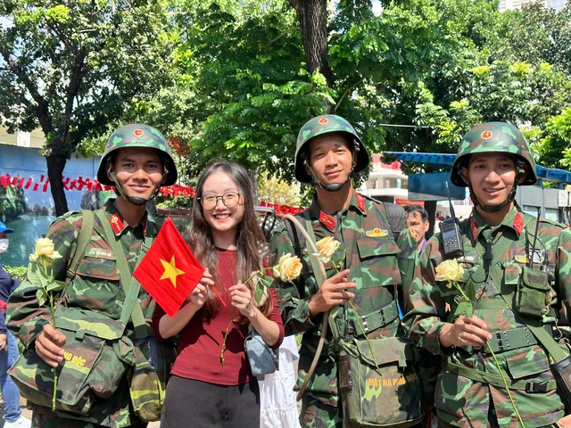 Cô gái tặng 200 bông hồng cho thành viên các khối diễu binh - Ảnh 4.