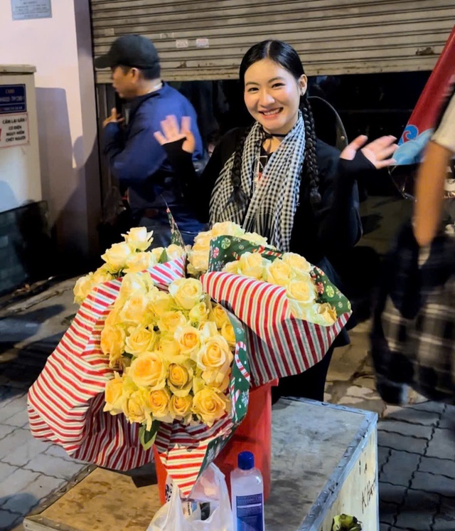 Cô gái tặng 200 bông hồng cho thành viên các khối diễu binh - Ảnh 2.
