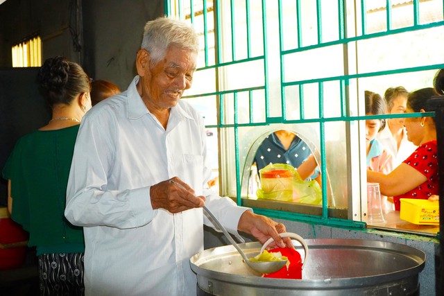 Chuyện tử tế: Cựu chiến binh 25 năm nấu ăn từ thiện Chuyện tử tế: Cựu chiến binh 25 năm nấu ăn từ thiện
