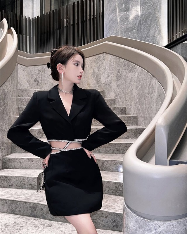 Diện đẹp đơn giản với chân váy chữ A- Ảnh 1.