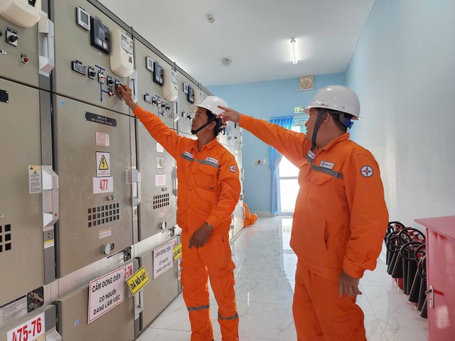 EVNSPC đóng điện kỹ thuật 3 công trình trọng điểm tại Bến Tre - Ảnh 1.