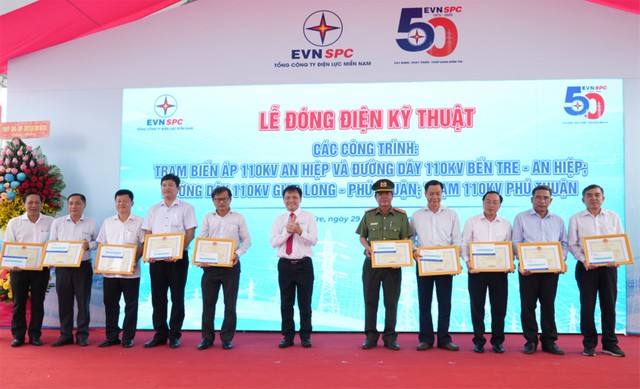 EVNSPC đóng điện kỹ thuật 3 công trình trọng điểm tại Bến Tre - Ảnh 4.