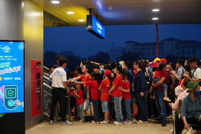 'Mẹo' hay đi xem diễu binh bằng metro - Ảnh 2.