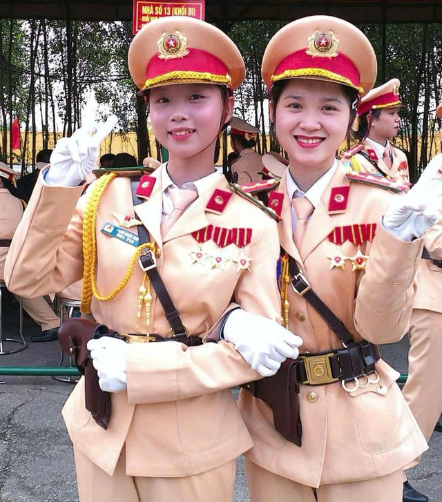 Nữ chiến sĩ kiên cường tập luyện diễu binh dưới cái nắng hơn 40 độ C - Ảnh 1.