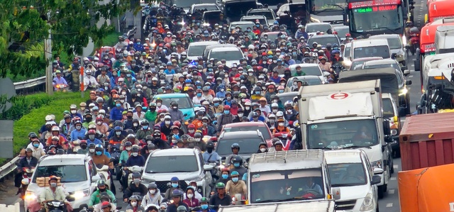 Cửa ngõ phía tây TP.HCM chật kín người, bãi xe quá tải - Ảnh 2.