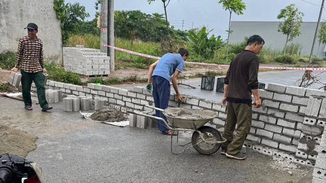 D&acirc;n x&acirc;y tường r&agrave;o chắn ngang đường ở TT . Nga Sơn: Ch&iacute;nh quyền thừa nhận sai s&oacute;t - Ảnh 2.