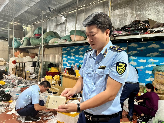 Thủ đoạn tinh vi sản xuất, bán thuốc giả 'hàng xách tay' qua thương mại điện tử - Ảnh 2.