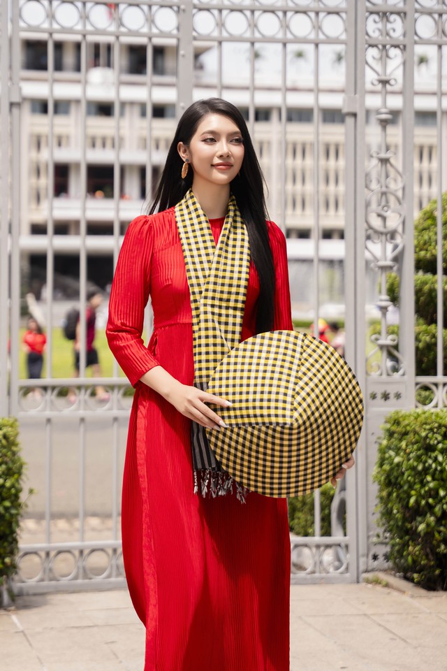 7 gợi ý diện sắc đỏ cho ngày lễ lớn - Ảnh 2.