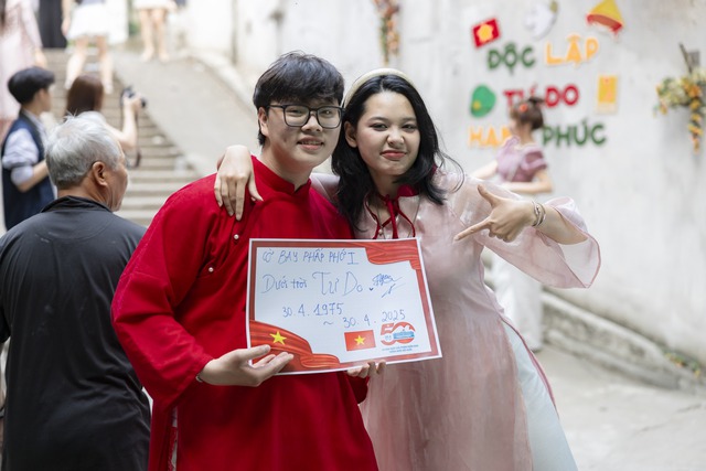 Chàng trai Hà Nội lan tỏa thông điệp hòa bình qua bộ ảnh yêu nước - Ảnh 1.