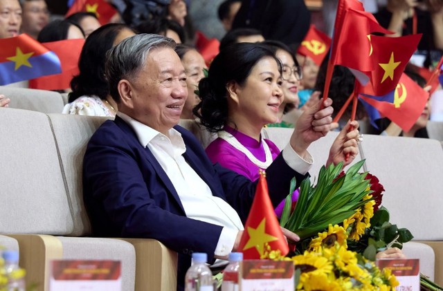 Tổng Bí thư Tô Lâm tham dự chương trình nghệ thuật Đảng trong mùa Xuân đại thắng - Ảnh 1.