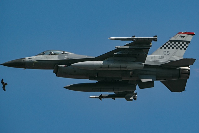 Philippines, Trung Quốc nói gì sau khi Mỹ đồng ý bán 20 chiếc F-16 cho Manila? - Ảnh 1.