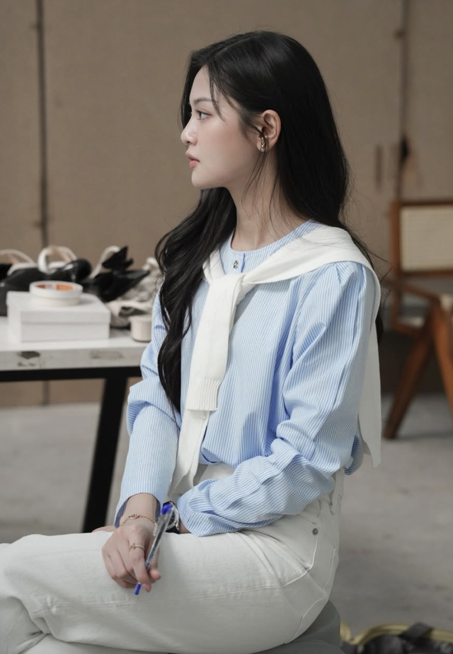 Quần jeans và áo sơ mi: Cặp đôi kinh điển cho mùa hè sành điệu  - Ảnh 10.