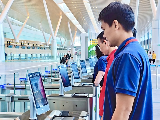Trải nghiệm làm thủ tục bay không giấy tờ trên VNeID tại Nội Bài- Ảnh 5. Trải nghiệm làm thủ tục bay không giấy tờ trên VNeID tại Nội Bài- Ảnh 5.