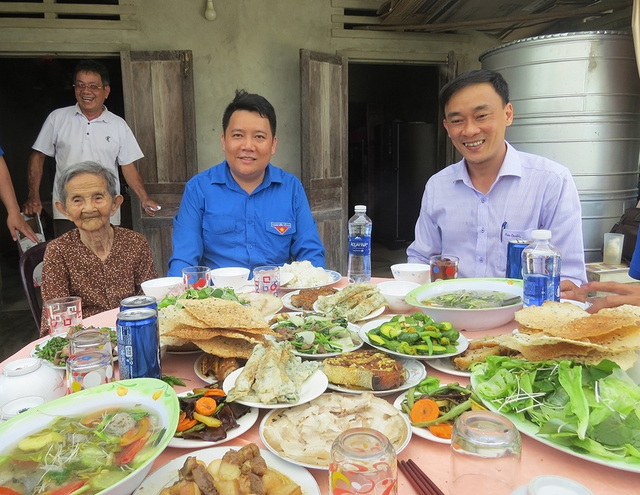 ‘Bữa cơm yêu thương’ ấm lòng Mẹ Việt Nam anh hùng ‘Bữa cơm yêu thương’ ấm lòng Mẹ Việt Nam anh hùng