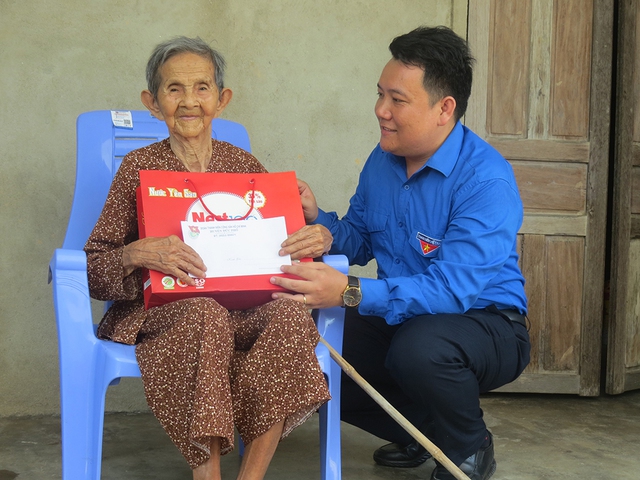 'Bữa cơm yêu thương' ấm lòng Mẹ Việt Nam anh hùng - Ảnh 2.