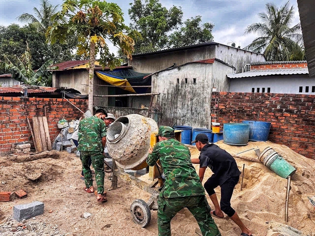Bộ đội biên phòng xây nhà cho mẹ đơn thân nghèo - Ảnh 2.